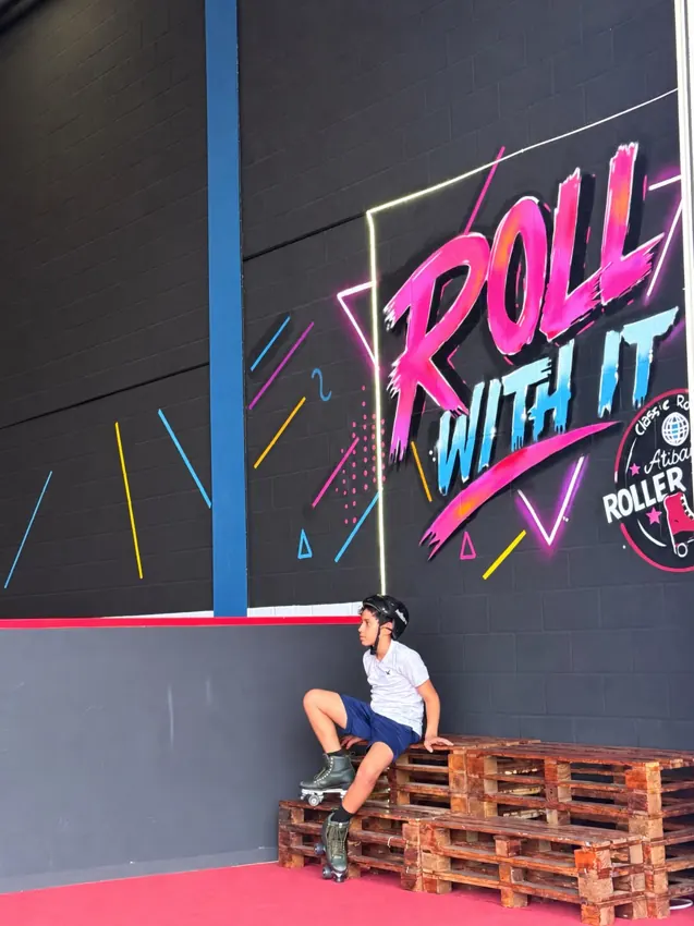 Arte colorida na parede do Roller Rink